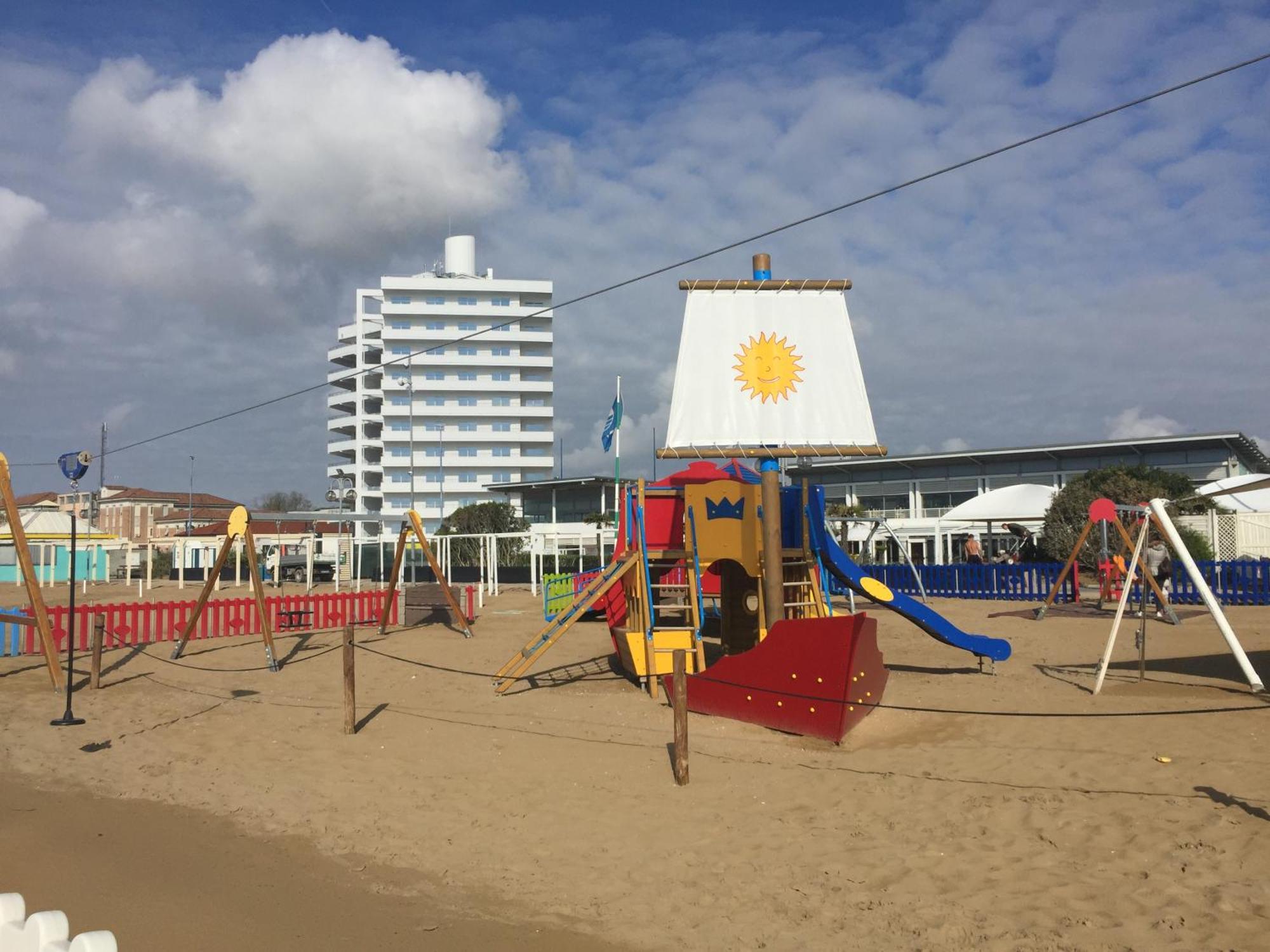 Beach Palace With Small Swimming Pool, Private Beach, Parking Lido di Jesolo Ngoại thất bức ảnh